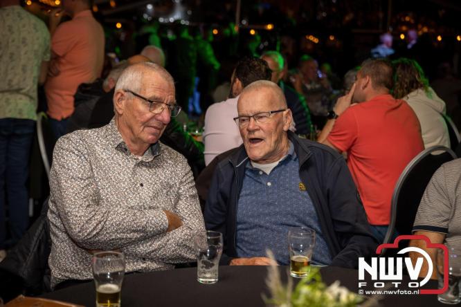 Onder luid applaus en in een tot de nok gevulde feesttent vierde Owios uit Oldebroek haar 100-jarig jubileum met een onvergetelijke receptie. - © NWVFoto.nl
