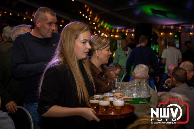 Onder luid applaus en in een tot de nok gevulde feesttent vierde Owios uit Oldebroek haar 100-jarig jubileum met een onvergetelijke receptie. - © NWVFoto.nl