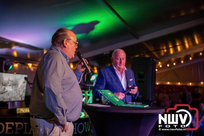 Onder luid applaus en in een tot de nok gevulde feesttent vierde Owios uit Oldebroek haar 100-jarig jubileum met een onvergetelijke receptie. - © NWVFoto.nl