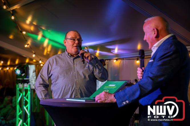Onder luid applaus en in een tot de nok gevulde feesttent vierde Owios uit Oldebroek haar 100-jarig jubileum met een onvergetelijke receptie. - © NWVFoto.nl