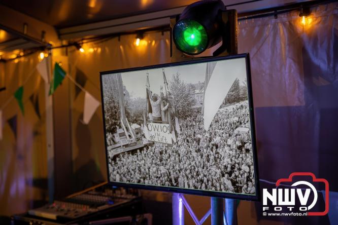 Onder luid applaus en in een tot de nok gevulde feesttent vierde Owios uit Oldebroek haar 100-jarig jubileum met een onvergetelijke receptie. - © NWVFoto.nl