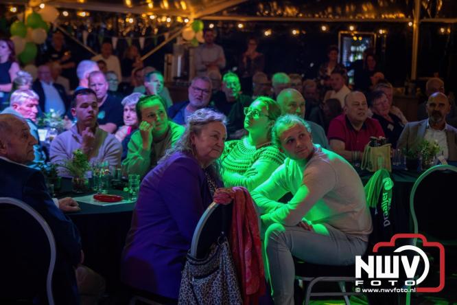 Onder luid applaus en in een tot de nok gevulde feesttent vierde Owios uit Oldebroek haar 100-jarig jubileum met een onvergetelijke receptie. - © NWVFoto.nl