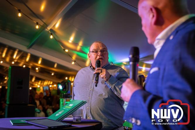 Onder luid applaus en in een tot de nok gevulde feesttent vierde Owios uit Oldebroek haar 100-jarig jubileum met een onvergetelijke receptie. - © NWVFoto.nl