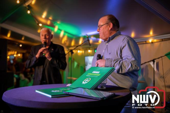 Onder luid applaus en in een tot de nok gevulde feesttent vierde Owios uit Oldebroek haar 100-jarig jubileum met een onvergetelijke receptie. - © NWVFoto.nl
