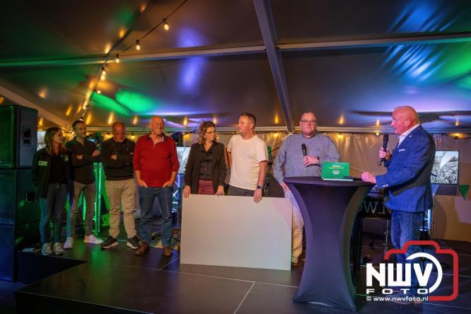 Onder luid applaus en in een tot de nok gevulde feesttent vierde Owios uit Oldebroek haar 100-jarig jubileum met een onvergetelijke receptie. - © NWVFoto.nl
