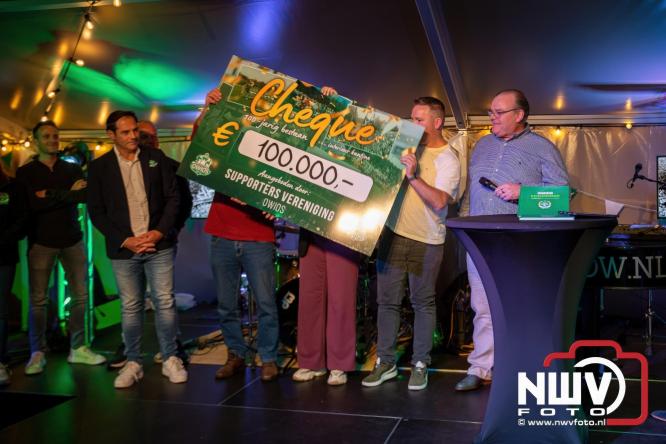 Onder luid applaus en in een tot de nok gevulde feesttent vierde Owios uit Oldebroek haar 100-jarig jubileum met een onvergetelijke receptie. - © NWVFoto.nl
