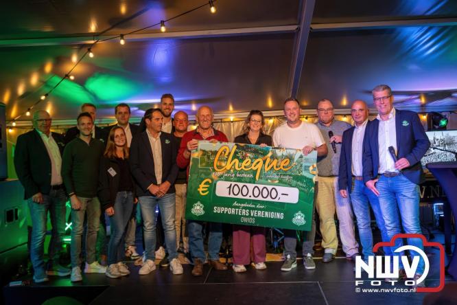 Onder luid applaus en in een tot de nok gevulde feesttent vierde Owios uit Oldebroek haar 100-jarig jubileum met een onvergetelijke receptie. - © NWVFoto.nl