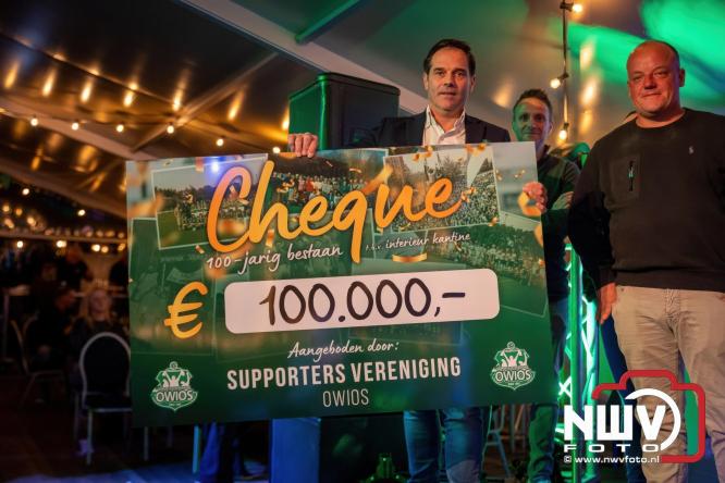 Onder luid applaus en in een tot de nok gevulde feesttent vierde Owios uit Oldebroek haar 100-jarig jubileum met een onvergetelijke receptie. - © NWVFoto.nl