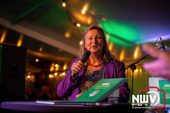 Onder luid applaus en in een tot de nok gevulde feesttent vierde Owios uit Oldebroek haar 100-jarig jubileum met een onvergetelijke receptie. - © NWVFoto.nl