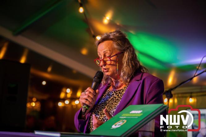 Onder luid applaus en in een tot de nok gevulde feesttent vierde Owios uit Oldebroek haar 100-jarig jubileum met een onvergetelijke receptie. - © NWVFoto.nl
