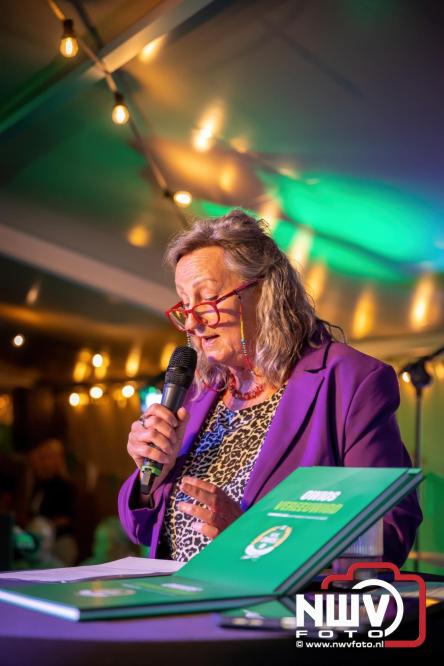 Onder luid applaus en in een tot de nok gevulde feesttent vierde Owios uit Oldebroek haar 100-jarig jubileum met een onvergetelijke receptie. - © NWVFoto.nl