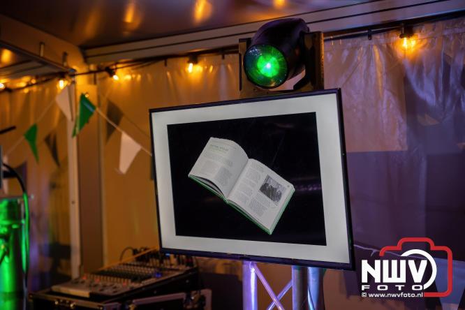 Onder luid applaus en in een tot de nok gevulde feesttent vierde Owios uit Oldebroek haar 100-jarig jubileum met een onvergetelijke receptie. - © NWVFoto.nl