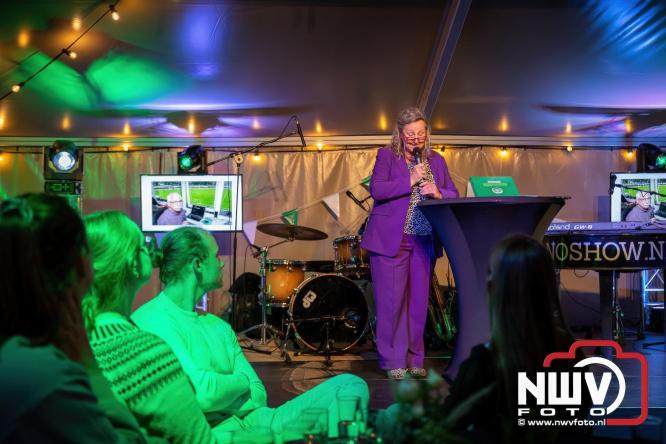 Onder luid applaus en in een tot de nok gevulde feesttent vierde Owios uit Oldebroek haar 100-jarig jubileum met een onvergetelijke receptie. - © NWVFoto.nl