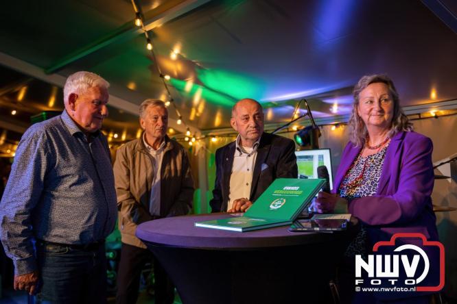 Onder luid applaus en in een tot de nok gevulde feesttent vierde Owios uit Oldebroek haar 100-jarig jubileum met een onvergetelijke receptie. - © NWVFoto.nl