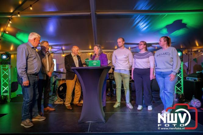 Onder luid applaus en in een tot de nok gevulde feesttent vierde Owios uit Oldebroek haar 100-jarig jubileum met een onvergetelijke receptie. - © NWVFoto.nl