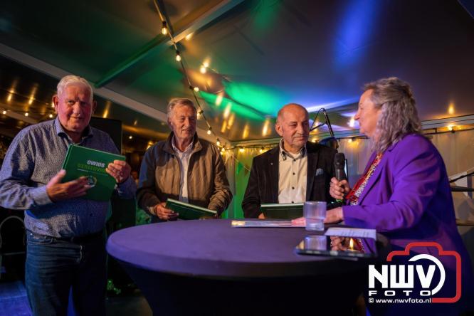 Onder luid applaus en in een tot de nok gevulde feesttent vierde Owios uit Oldebroek haar 100-jarig jubileum met een onvergetelijke receptie. - © NWVFoto.nl