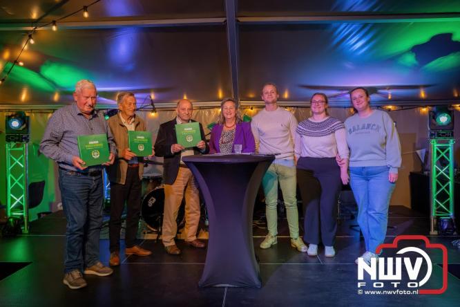 Onder luid applaus en in een tot de nok gevulde feesttent vierde Owios uit Oldebroek haar 100-jarig jubileum met een onvergetelijke receptie. - © NWVFoto.nl