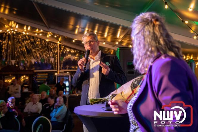 Onder luid applaus en in een tot de nok gevulde feesttent vierde Owios uit Oldebroek haar 100-jarig jubileum met een onvergetelijke receptie. - © NWVFoto.nl