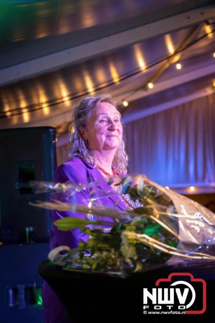 Onder luid applaus en in een tot de nok gevulde feesttent vierde Owios uit Oldebroek haar 100-jarig jubileum met een onvergetelijke receptie. - © NWVFoto.nl