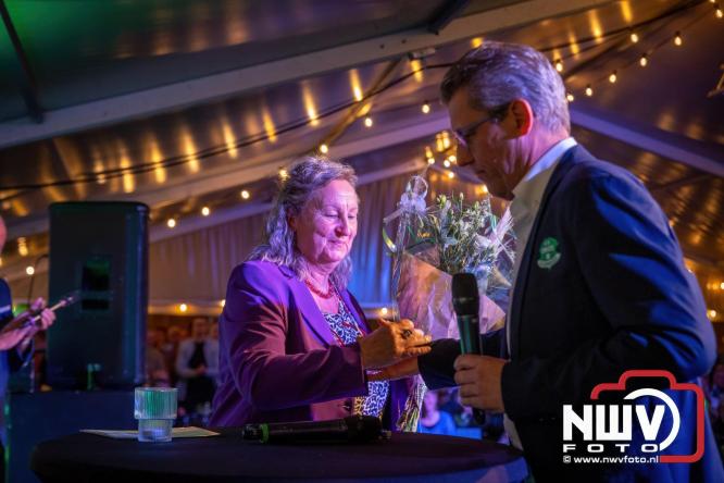 Onder luid applaus en in een tot de nok gevulde feesttent vierde Owios uit Oldebroek haar 100-jarig jubileum met een onvergetelijke receptie. - © NWVFoto.nl