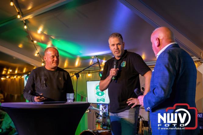 Onder luid applaus en in een tot de nok gevulde feesttent vierde Owios uit Oldebroek haar 100-jarig jubileum met een onvergetelijke receptie. - © NWVFoto.nl