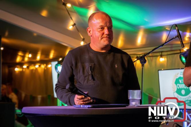 Onder luid applaus en in een tot de nok gevulde feesttent vierde Owios uit Oldebroek haar 100-jarig jubileum met een onvergetelijke receptie. - © NWVFoto.nl