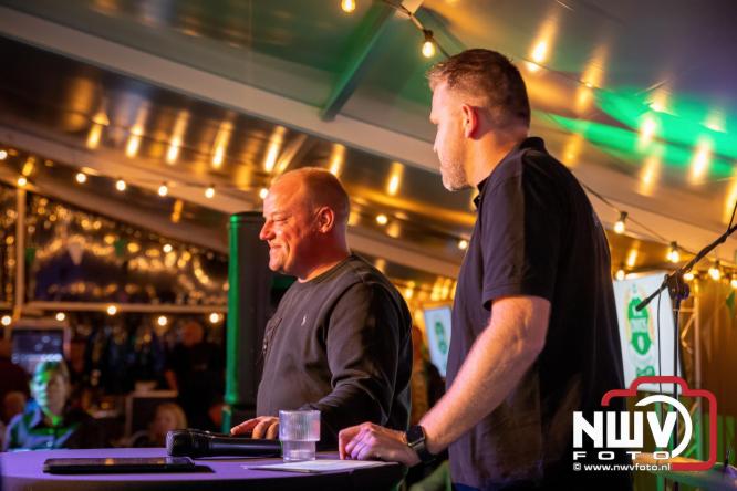 Onder luid applaus en in een tot de nok gevulde feesttent vierde Owios uit Oldebroek haar 100-jarig jubileum met een onvergetelijke receptie. - © NWVFoto.nl
