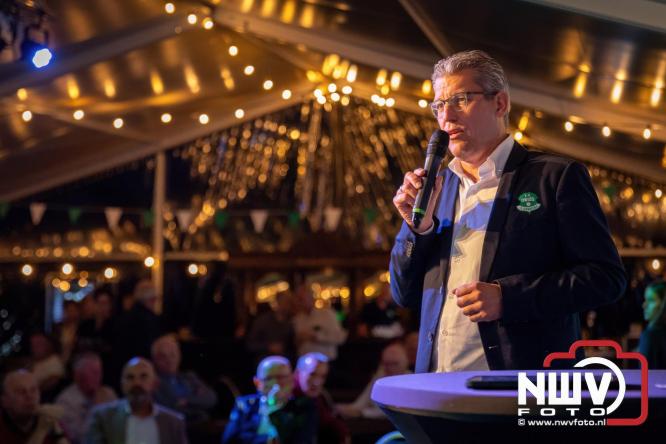 Onder luid applaus en in een tot de nok gevulde feesttent vierde Owios uit Oldebroek haar 100-jarig jubileum met een onvergetelijke receptie. - © NWVFoto.nl