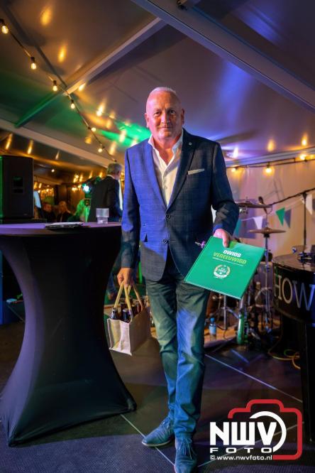 Onder luid applaus en in een tot de nok gevulde feesttent vierde Owios uit Oldebroek haar 100-jarig jubileum met een onvergetelijke receptie. - © NWVFoto.nl