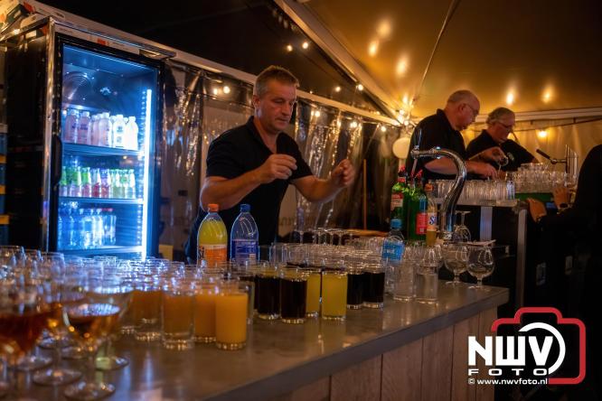 Onder luid applaus en in een tot de nok gevulde feesttent vierde Owios uit Oldebroek haar 100-jarig jubileum met een onvergetelijke receptie. - © NWVFoto.nl