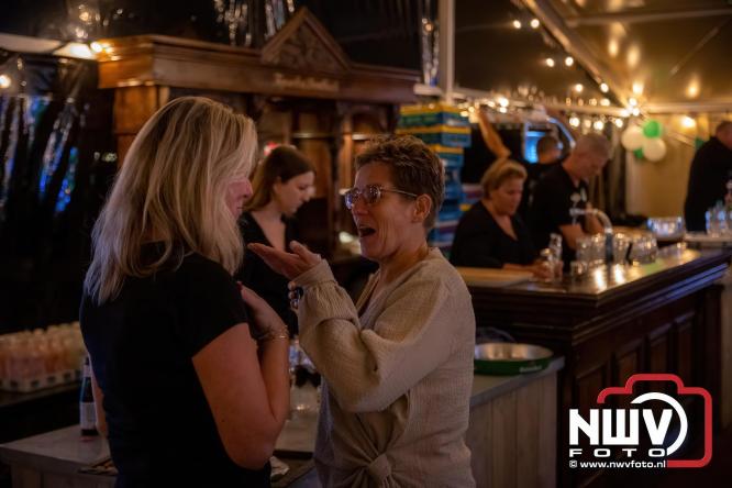 Onder luid applaus en in een tot de nok gevulde feesttent vierde Owios uit Oldebroek haar 100-jarig jubileum met een onvergetelijke receptie. - © NWVFoto.nl