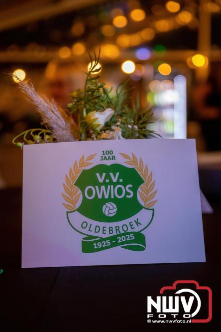 Onder luid applaus en in een tot de nok gevulde feesttent vierde Owios uit Oldebroek haar 100-jarig jubileum met een onvergetelijke receptie. - © NWVFoto.nl