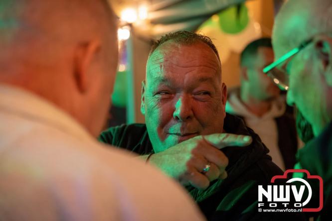 Onder luid applaus en in een tot de nok gevulde feesttent vierde Owios uit Oldebroek haar 100-jarig jubileum met een onvergetelijke receptie. - © NWVFoto.nl