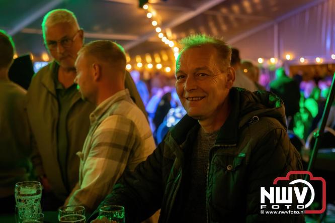 Onder luid applaus en in een tot de nok gevulde feesttent vierde Owios uit Oldebroek haar 100-jarig jubileum met een onvergetelijke receptie. - © NWVFoto.nl