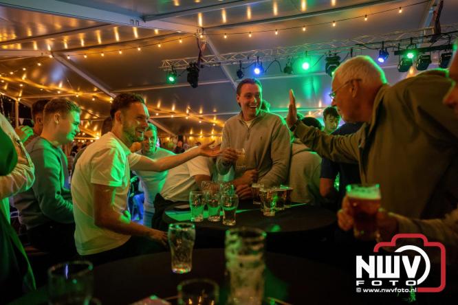 Onder luid applaus en in een tot de nok gevulde feesttent vierde Owios uit Oldebroek haar 100-jarig jubileum met een onvergetelijke receptie. - © NWVFoto.nl