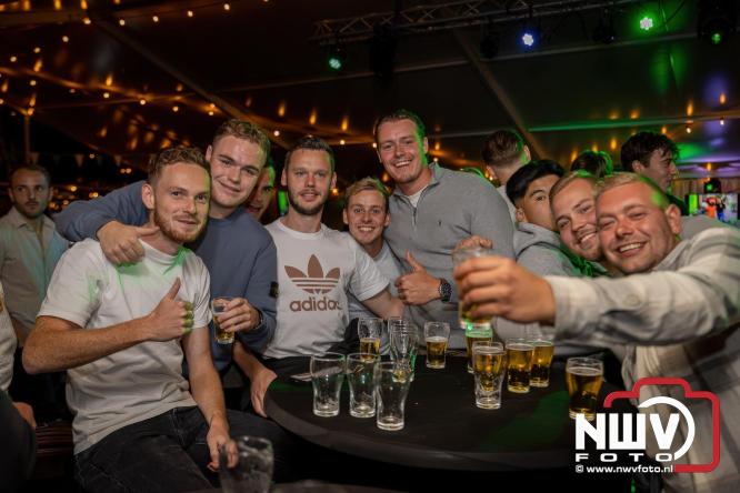 Onder luid applaus en in een tot de nok gevulde feesttent vierde Owios uit Oldebroek haar 100-jarig jubileum met een onvergetelijke receptie. - © NWVFoto.nl
