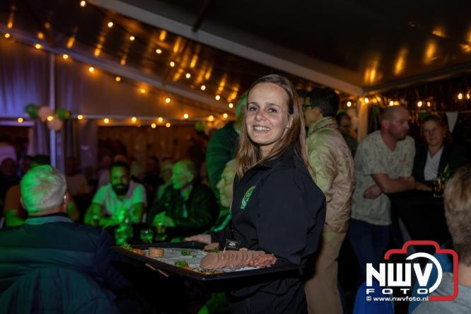 Onder luid applaus en in een tot de nok gevulde feesttent vierde Owios uit Oldebroek haar 100-jarig jubileum met een onvergetelijke receptie. - © NWVFoto.nl