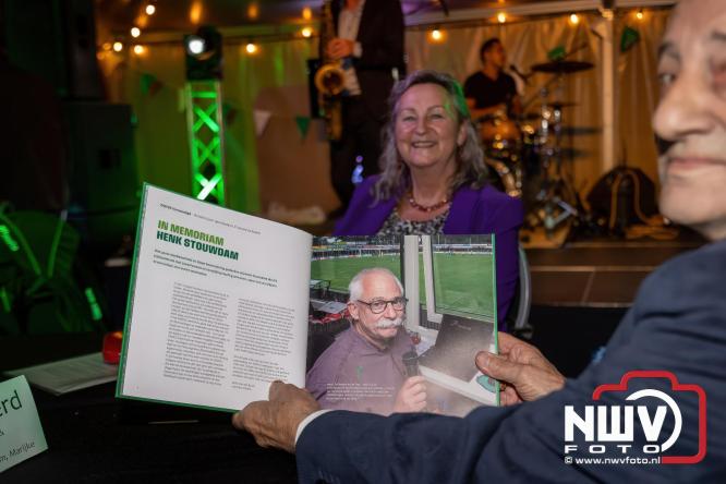 Onder luid applaus en in een tot de nok gevulde feesttent vierde Owios uit Oldebroek haar 100-jarig jubileum met een onvergetelijke receptie. - © NWVFoto.nl