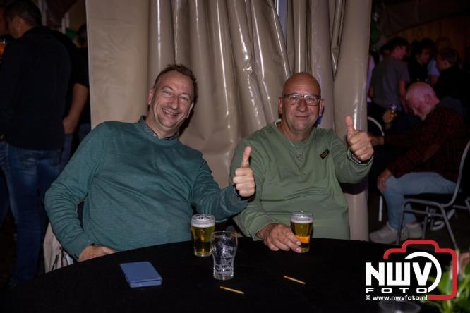 Onder luid applaus en in een tot de nok gevulde feesttent vierde Owios uit Oldebroek haar 100-jarig jubileum met een onvergetelijke receptie. - © NWVFoto.nl