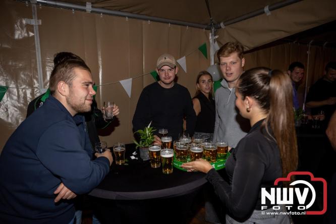Onder luid applaus en in een tot de nok gevulde feesttent vierde Owios uit Oldebroek haar 100-jarig jubileum met een onvergetelijke receptie. - © NWVFoto.nl