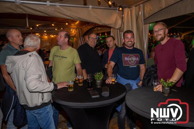 Onder luid applaus en in een tot de nok gevulde feesttent vierde Owios uit Oldebroek haar 100-jarig jubileum met een onvergetelijke receptie. - © NWVFoto.nl