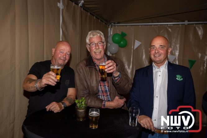 Onder luid applaus en in een tot de nok gevulde feesttent vierde Owios uit Oldebroek haar 100-jarig jubileum met een onvergetelijke receptie. - © NWVFoto.nl