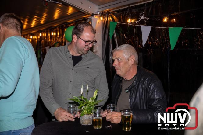 Onder luid applaus en in een tot de nok gevulde feesttent vierde Owios uit Oldebroek haar 100-jarig jubileum met een onvergetelijke receptie. - © NWVFoto.nl