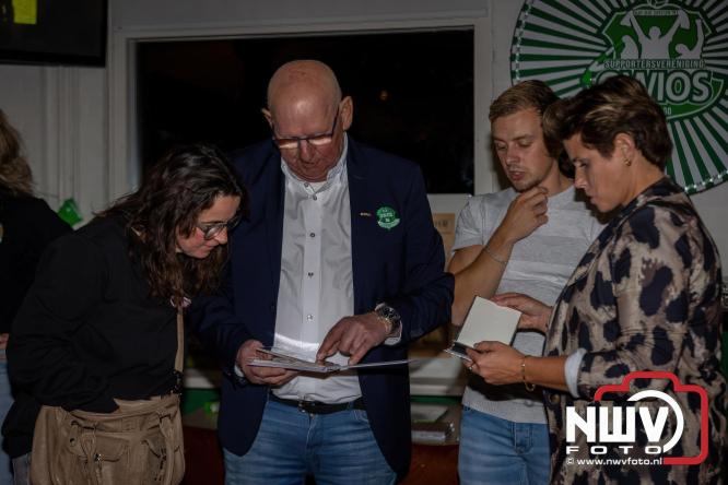 Onder luid applaus en in een tot de nok gevulde feesttent vierde Owios uit Oldebroek haar 100-jarig jubileum met een onvergetelijke receptie. - © NWVFoto.nl