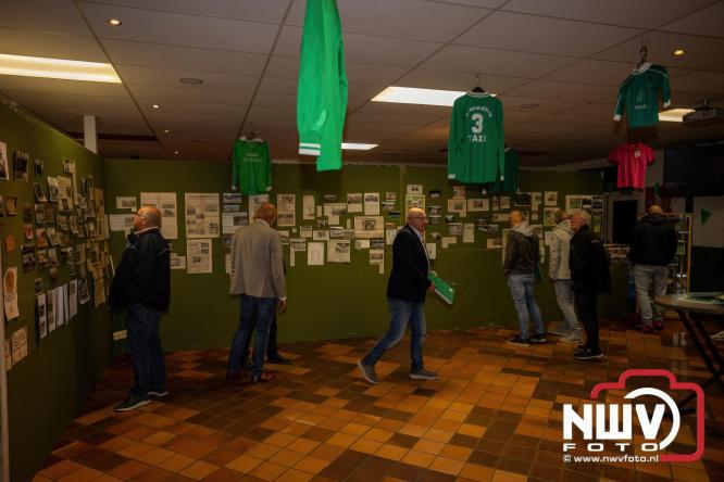 Onder luid applaus en in een tot de nok gevulde feesttent vierde Owios uit Oldebroek haar 100-jarig jubileum met een onvergetelijke receptie. - © NWVFoto.nl