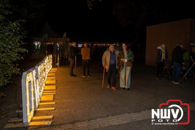 Onder luid applaus en in een tot de nok gevulde feesttent vierde Owios uit Oldebroek haar 100-jarig jubileum met een onvergetelijke receptie. - © NWVFoto.nl