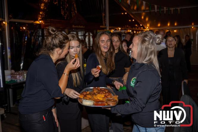 Onder luid applaus en in een tot de nok gevulde feesttent vierde Owios uit Oldebroek haar 100-jarig jubileum met een onvergetelijke receptie. - © NWVFoto.nl