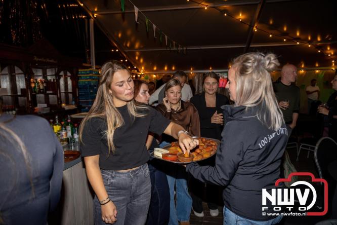 Onder luid applaus en in een tot de nok gevulde feesttent vierde Owios uit Oldebroek haar 100-jarig jubileum met een onvergetelijke receptie. - © NWVFoto.nl