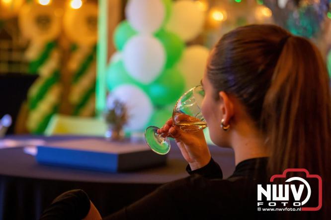 Onder luid applaus en in een tot de nok gevulde feesttent vierde Owios uit Oldebroek haar 100-jarig jubileum met een onvergetelijke receptie. - © NWVFoto.nl