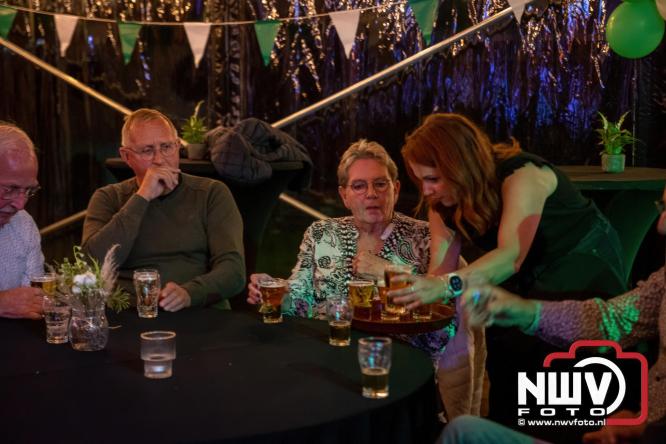 Onder luid applaus en in een tot de nok gevulde feesttent vierde Owios uit Oldebroek haar 100-jarig jubileum met een onvergetelijke receptie. - © NWVFoto.nl